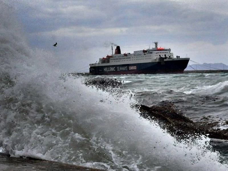 «Έδεσαν» τα πλοία σε Πειραιά και Λαύριο – Απαγορευτικό απόπλου λόγω ισχυρών ανέμων